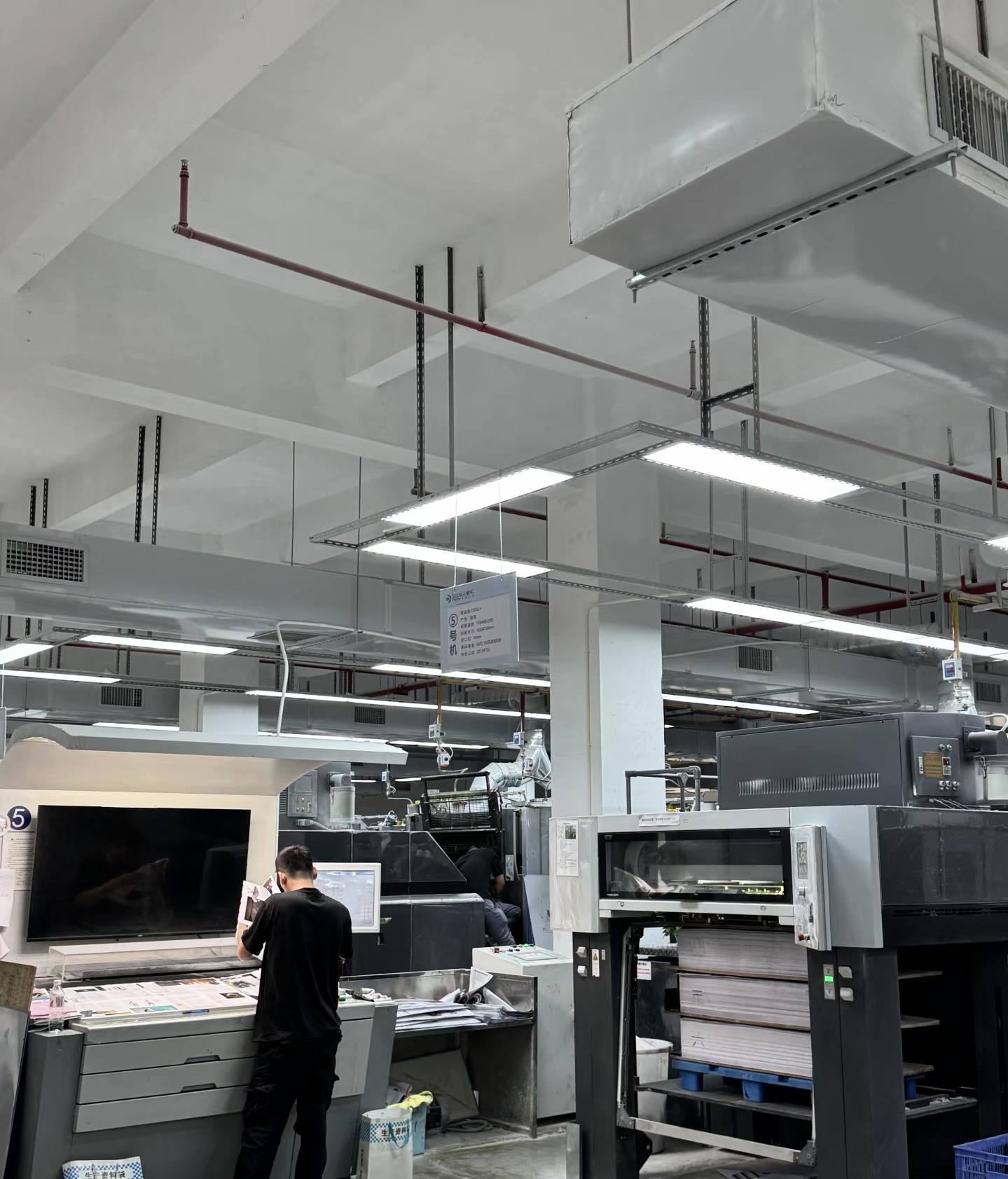 Printing machine and operator